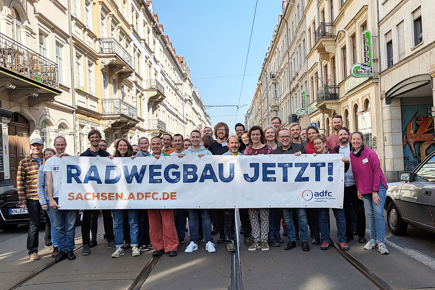 ADFC-Aktive mit Banner RADWEGBAU JETZT ADFC-Aktive mit Banner RADWEGBAU JETZT