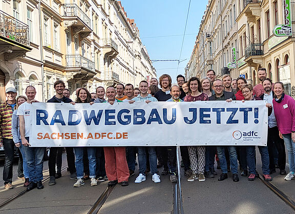 ADFC-Aktive mit Banner RADWEGBAU JETZT