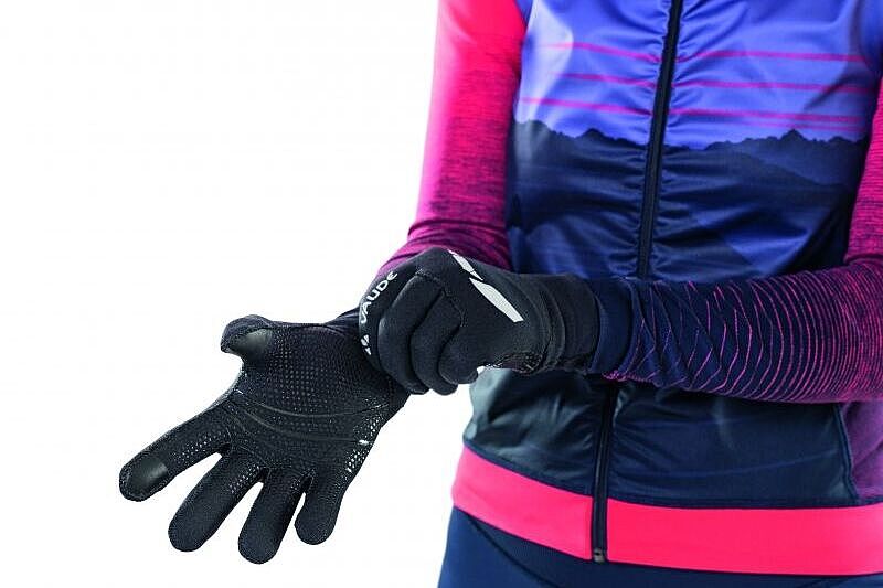 Das Vaude-Handschuhmodell "Chronos Glove II" aus Neopren hat eine eng anliegende Stulpe gegen Zugluft und ist gleichzeitig atmungsaktiv - gerade in der Übergangszeit besonders angenehm. Das Vaude-Handschuhmodell "Chronos Glove II" aus Neopren hat eine eng anliegende Stulpe gegen Zugluft und ist gleichzeitig atmungsaktiv - gerade in der Übergangszeit besonders angenehm.